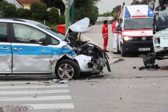 Vier Verletzte bei schwerem Verkehrsunfall zwischen zwei Autos und einem LKW in Wels-Pernau