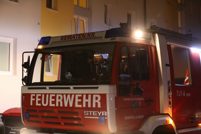Fettbrand in einem Mehrparteienwohnhaus in Kematen an der Krems fordert eine verletzte Person