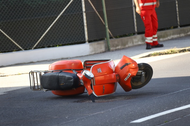 Kollision zwischen PKW und Motorroller in Wels-Pernau fordert einen Verletzten