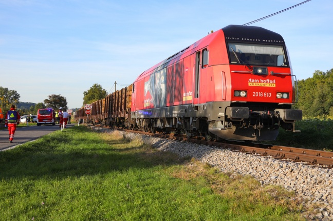Kollision zwischen Güterzug und PKW auf Bahnübergang in Scharten endet glimpflich