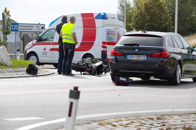 Motorradlenker bei Kollision mit Auto in einem Kreisverkehr in Meggenhofen verletzt