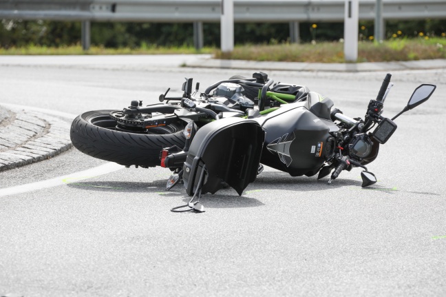 Motorradlenker bei Kollision mit Auto in einem Kreisverkehr in Meggenhofen verletzt