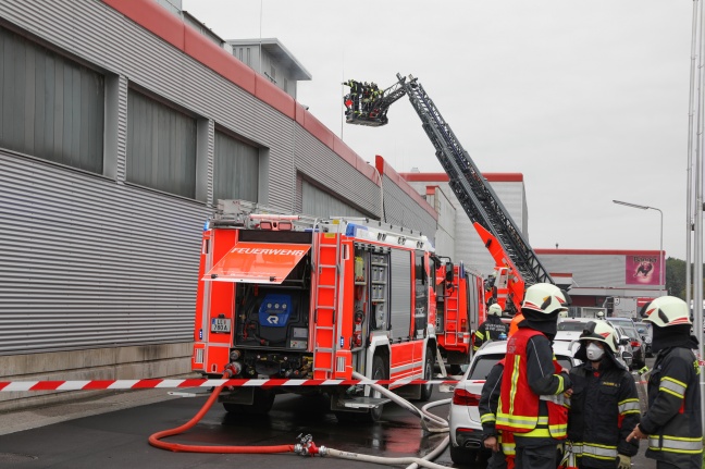 Drei Feuerwehren bei Brand einer Lüftungsanlage eines Unternehmens in Leonding im Einsatz