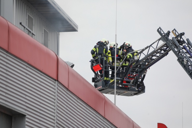 Drei Feuerwehren bei Brand einer Lüftungsanlage eines Unternehmens in Leonding im Einsatz