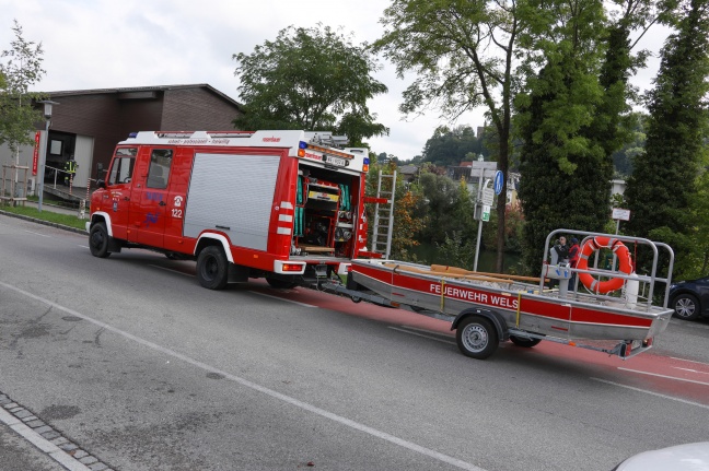 Einsatz von Feuerwehr und Polizei nach Fund einer Leiche in der Traun in Wels-Pernau