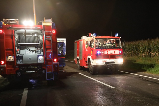 Auto kracht auf Pyhrnpass Straße bei Schlierbach frontal in abgestellten LKW