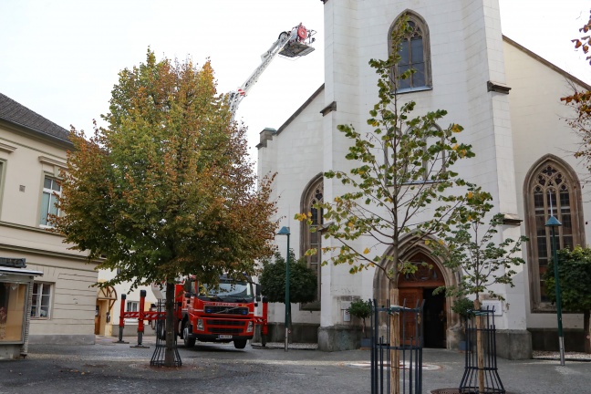 Loses Fassadenelement am Turm der Evangelischen Kirche in Wels-Innenstadt durch Feuerwehr gesichert