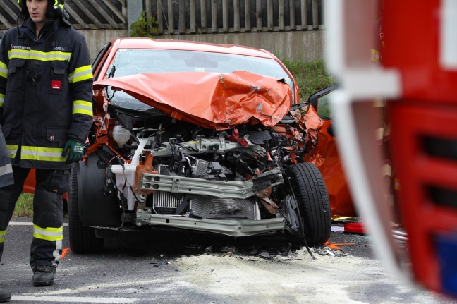 Tödlicher Frontalcrash zweier Autos auf Wiener Straße in Asten