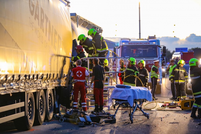 LKW-Lenker schwer eingeklemmt: Crash zwischen drei LKW und einem PKW auf Welser Autobahn bei Pucking