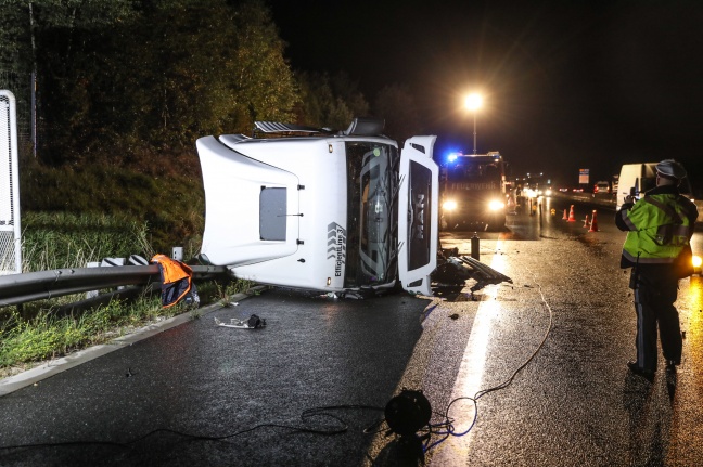 LKW-Zugmaschine bei Unfall auf Innkreisautobahn in Meggenhofen umgestürzt