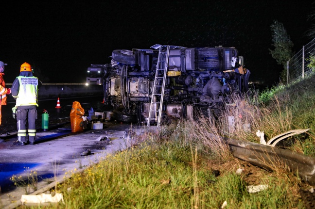 LKW-Zugmaschine bei Unfall auf Innkreisautobahn in Meggenhofen umgestürzt