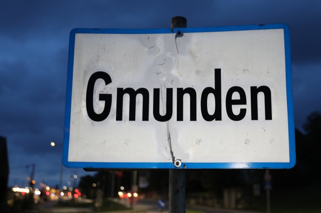 Mordversuch: Mann sticht Ex-Frau auf offener Straße in Gmunden mit Messer nieder
