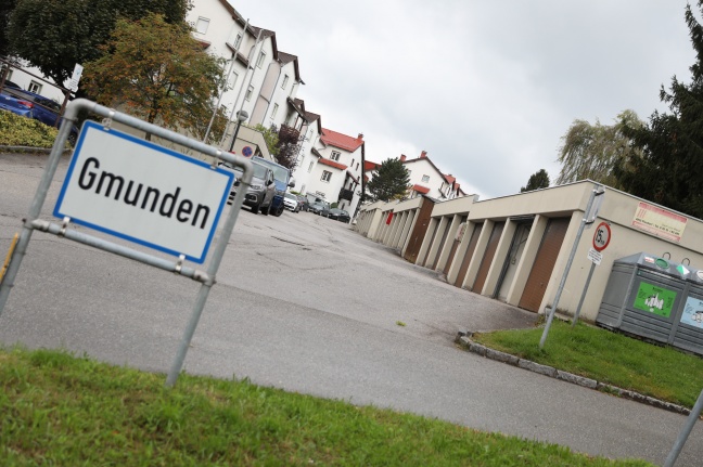 Mordversuch: Mann sticht Ex-Frau auf offener Straße in Gmunden mit Messer nieder