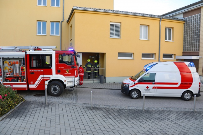 Gefahrstoffeinsatz nach Schwefelsäureaustritt im Hallenbad der Volksschule in Gunskirchen