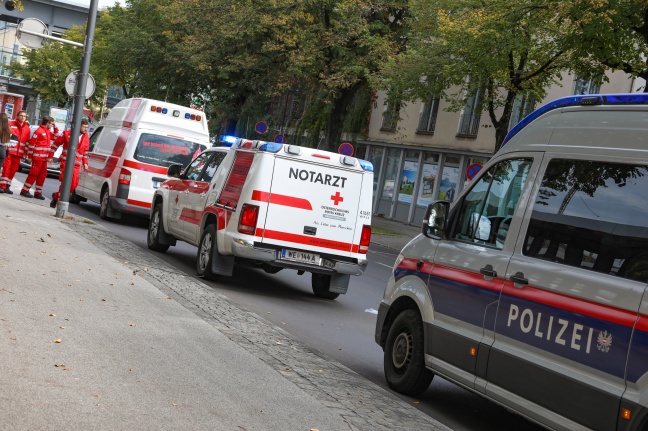 Notarzteinsatz: Schülerin (13) in Wels-Innenstadt von Auto erfasst und schwer verletzt