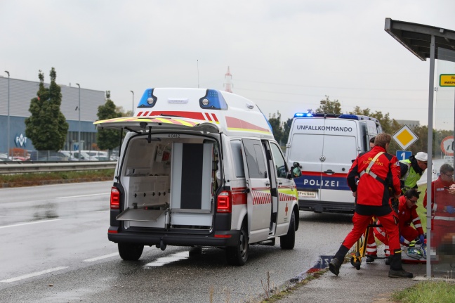 Fußgänger (17) in Wels-Schafwiesen von LKW erfasst und schwer verletzt
