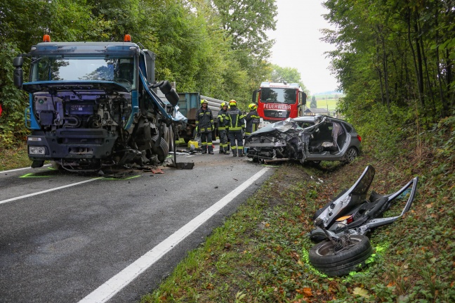 Schwere Kollision zwischen PKW und LKW auf Gallspacher Straße in Niederthalheim