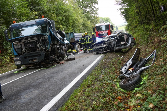 Schwere Kollision zwischen PKW und LKW auf Gallspacher Straße in Niederthalheim
