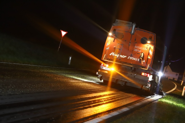 Kürbiskerne auf Straße verteilt: Traktorlenker verlor während Fahrt einen Teil der Ladung