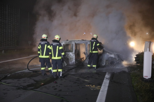 Vollbesetztes Auto kracht auf Autobahn in Wels-Oberthan gegen Anpralldämpfer und geht in Flammen auf