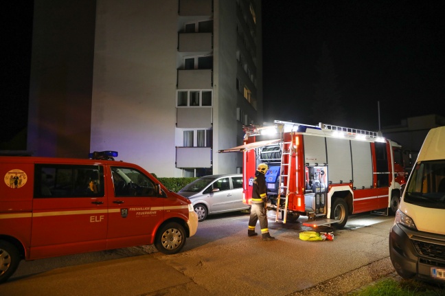 Brand am Balkon eines Hochhauses in Wels-Neustadt sorgt für Einsatz der Feuerwehr