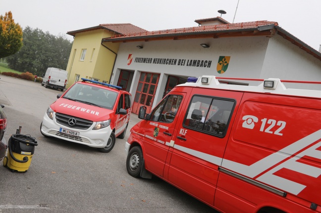 Einsatz nach größerem Wasserschaden im Feuerwehrhaus in Neukirchen bei Lambach