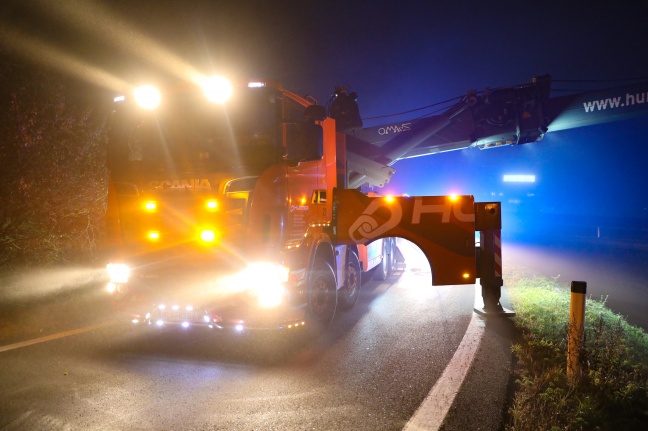 LKW auf Abfahrt von der Welser Autobahn bei Marchtrenk umgestürzt