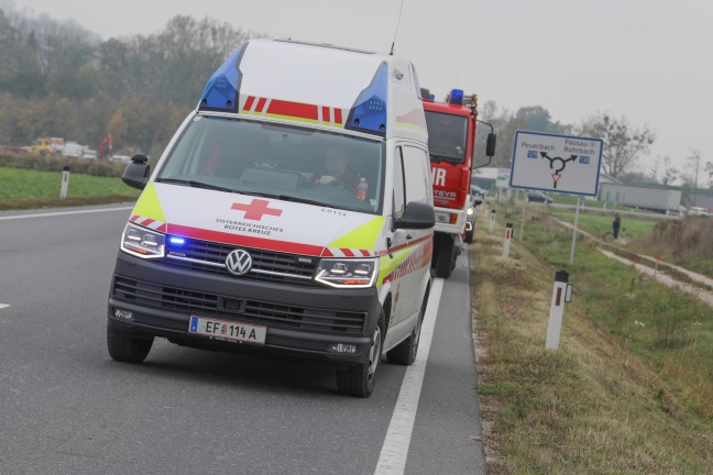 Auto bei Unfall auf Eferdinger Straße bei Hinzenbach mehrfach überschlagen