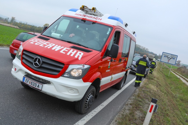 Auto bei Unfall auf Eferdinger Straße bei Hinzenbach mehrfach überschlagen