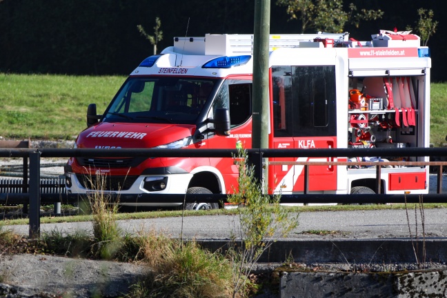 Sieben Feuerwehren bei Brand gelagerter Hackschnitzel in Pettenbach im Einsatz