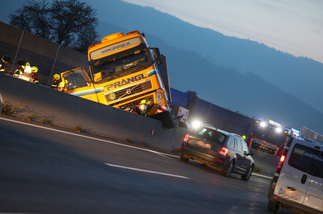 Schwertransport auf Westautobahn bei Ohlsdorf verunfallt