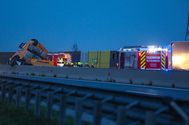 Schwertransport auf Westautobahn bei Ohlsdorf verunfallt