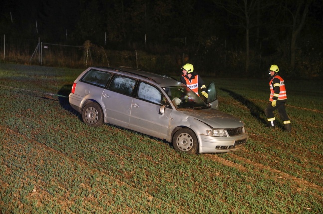 Auto landet bei Unfall in Thalheim bei Wels in einem Feld