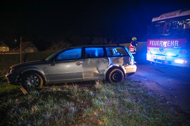 Auto landet bei Unfall in Thalheim bei Wels in einem Feld