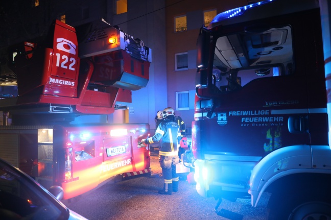 Menschenrettung: Neun Verletzte bei Wohnungsbrand in Wels-Neustadt