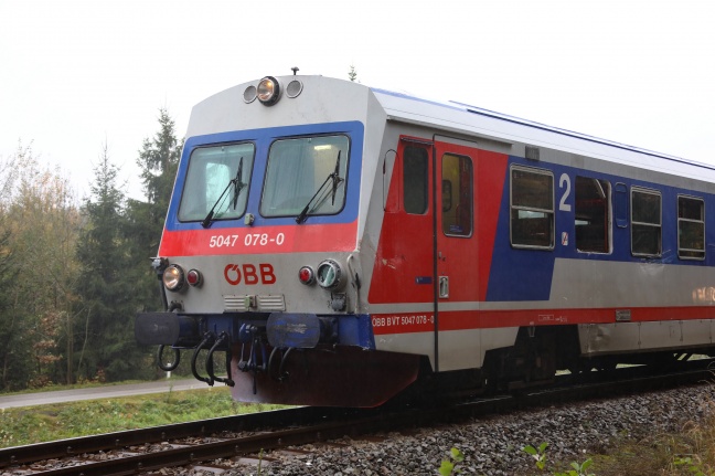 Pakettransporter auf Bahnübergang in Rutzenham von Regionalzug erfasst