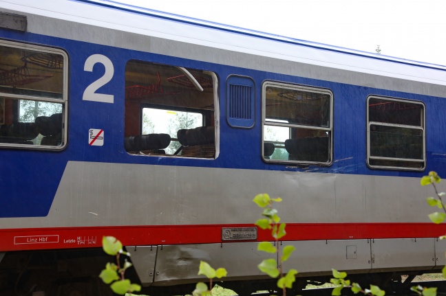 Pakettransporter auf Bahnübergang in Rutzenham von Regionalzug erfasst