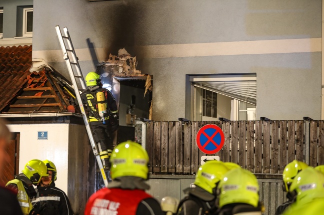 Vier Feuerwehren bei Brand bei einem Mehrfamilienhaus in Ansfelden im Einsatz