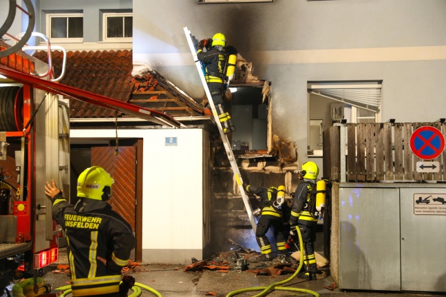 Vier Feuerwehren bei Brand bei einem Mehrfamilienhaus in Ansfelden im Einsatz