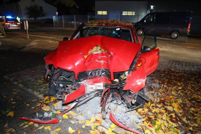 Auto kracht frontal gegen Baum - Lenker bei Unfall in Laakirchen schwer verletzt