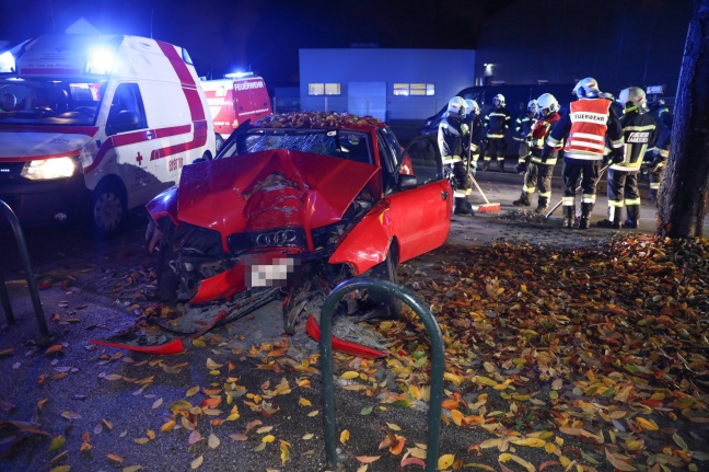 Auto kracht frontal gegen Baum - Lenker bei Unfall in Laakirchen schwer verletzt