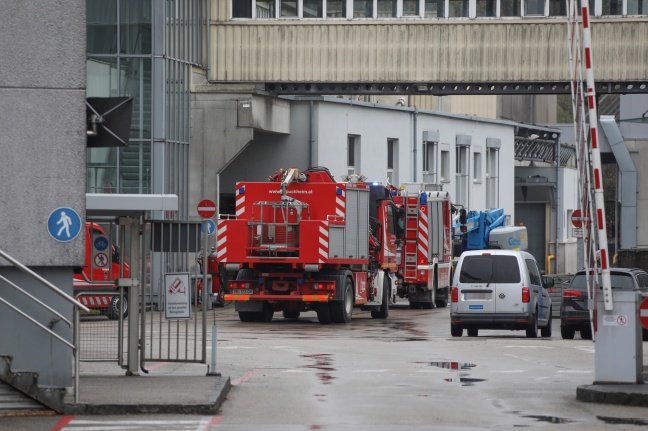 Brandeinsatz für zwei Feuerwehren bei Lebensmittelproduktionsbetrieb in Attnang-Puchheim