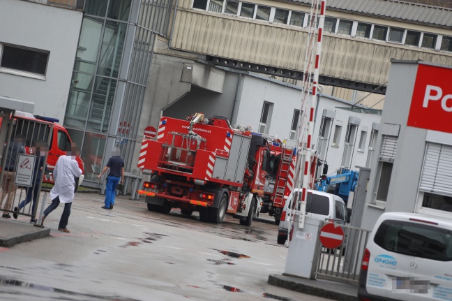 Brandeinsatz für zwei Feuerwehren bei Lebensmittelproduktionsbetrieb in Attnang-Puchheim
