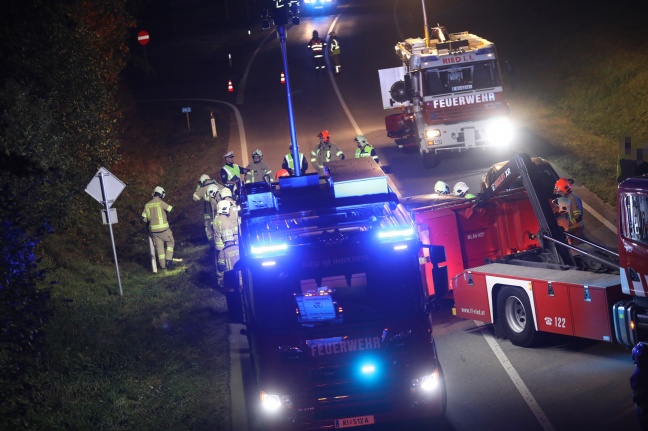 Auto nach Kollision auf Rieder Strae berschlagen - Lenker verletzt