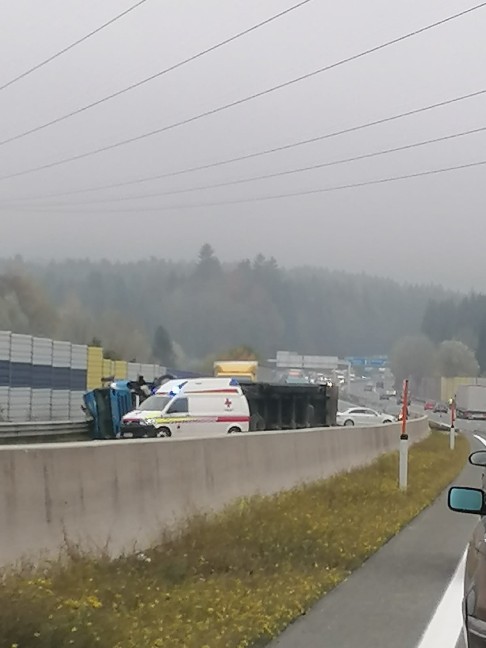 Verkehrschaos nach schwerem LKW-Unfall auf Westautobahn bei Oberwang