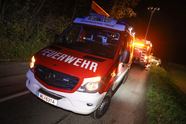 Autolenker bei Kollision mit Linienbus in Steinerkirchen an der Traun schwer verletzt