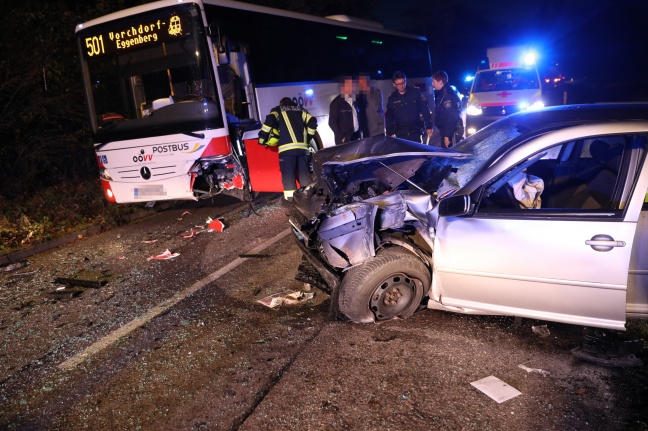 Autolenker bei Kollision mit Linienbus in Steinerkirchen an der Traun schwer verletzt