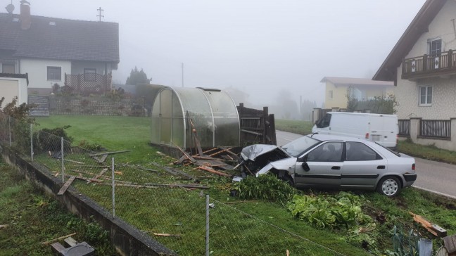 Auto bei Unfall in Krenglbach im Salatbeet gelandet
