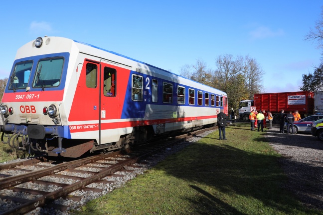 Streifkollision zwischen LKW und Regionalzug der Almtalbahn bei Pettenbach endet glimpflich