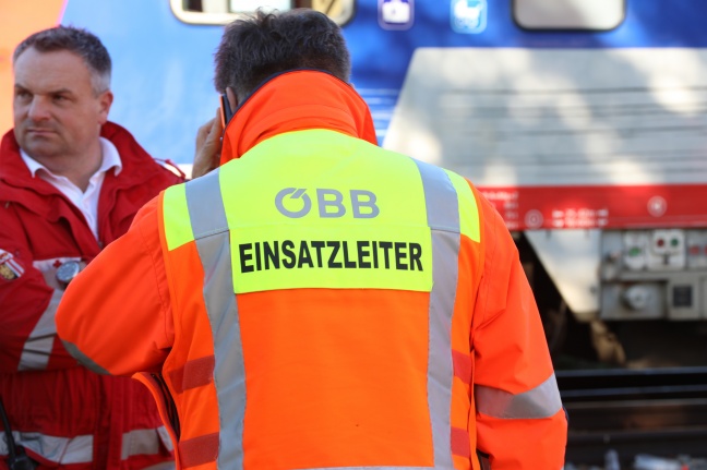 Streifkollision zwischen LKW und Regionalzug der Almtalbahn bei Pettenbach endet glimpflich